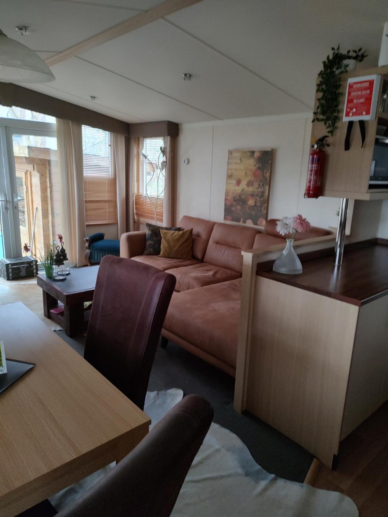 Chalet Met Veranda Aan Bosrand Vledder Exterior foto